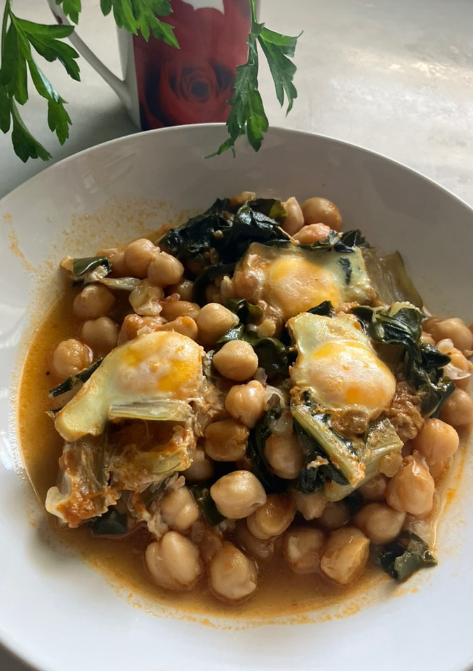 Una foto de Potaje vegetariano de garbanzos, con acelgas y huevos de codorniz