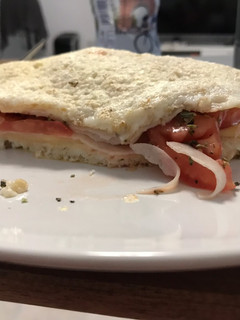 Una foto de Sándwich con “pan de avena”