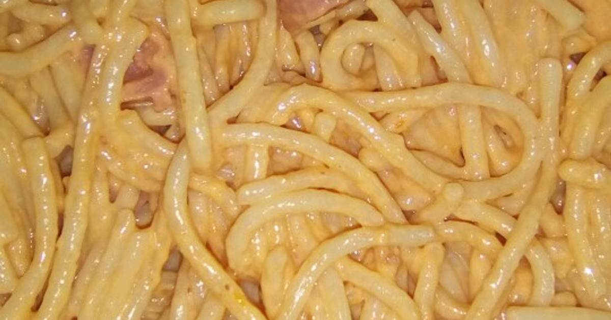 Spaguettis rojos con salchicha Receta de Denisse López - Cookpad