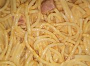 Una foto de spaghetti con salchicha