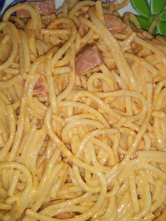 Una foto de Spaghetti rojos con salchicha