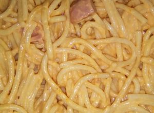 Una foto de Spaghetti rojos con salchicha