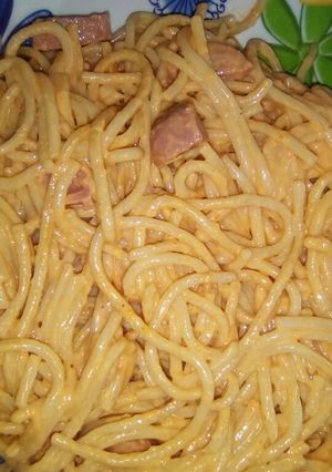 Una foto de Spaghetti rojos con salchicha
