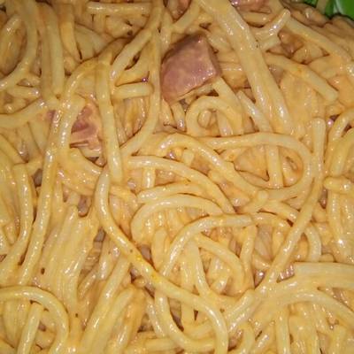 Spaguettis rojos con salchicha Receta de Denisse López - Cookpad