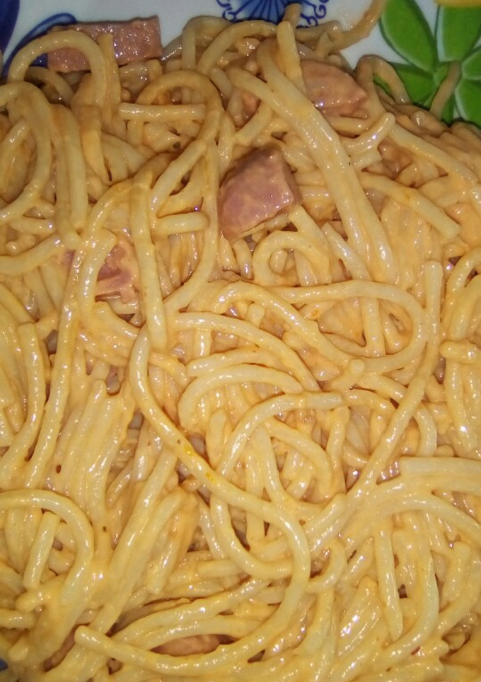 Una foto de Spaghetti rojos con salchicha