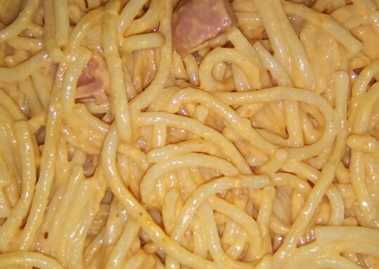 Spaguettis rojos con salchicha