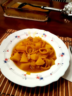 Una foto de Calamares con patatas horno