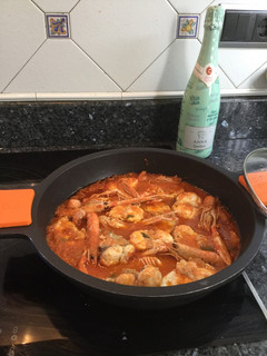Una foto de Suquet de rape y cigalas al ajo quemado