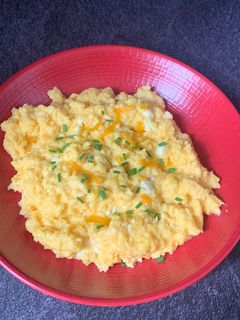 Une photo de Œufs brouillés, feta et cheddar