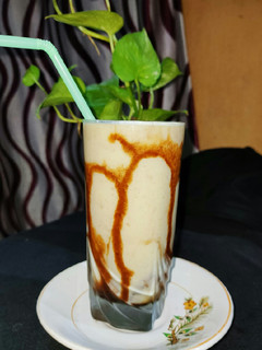 A picture of Banana dates milkshake.