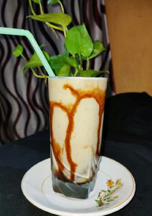 A picture of Banana dates milkshake.