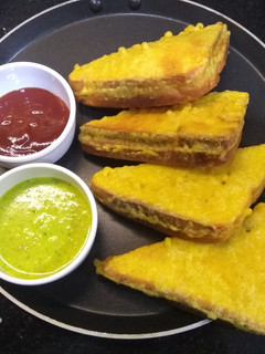 ક્રિસ્પી બ્રેડ પકોડા (Crispy Bread Pakoda Recipe In Gujarati) રેસીપી મુખ્ય ફોટો