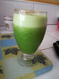 Una foto de Batido Verde de Acelga, Limón y Cambur