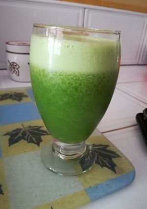 Una foto de Batido Verde de Acelga, Limón y Cambur