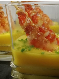 Una foto de Langostinos con crema de mango
