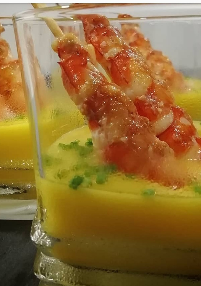 Una foto de Langostinos con crema de mango