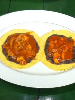 Una foto de Tostadas de camarones en achiote