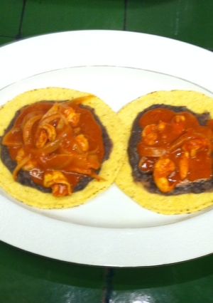 Una foto de Tostadas de camarones en achiote