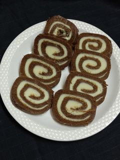 સ્વિસ રોલ કેક (Swiss Roll Cake Recipe In Gujarati) રેસીપી મુખ્ય ફોટો