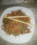 Tallarines salteados tipo wok