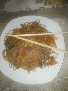 Una foto de Tallarines salteados tipo wok