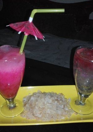 रूह अफ़ज़ा दूध गूंद कतीरा के स्वाद के साथ (Rooh afza milk with twist of goond katira recipe in hindi) रेसिपी मुख्य फोटो