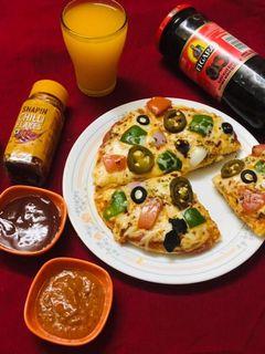 વેજ ચીઝ પિઝા રેસીપી મુખ્ય ફોટો