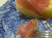 Una foto de melón y jamón serrano