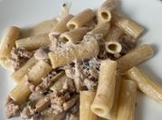 A picture of rigatoni pasta