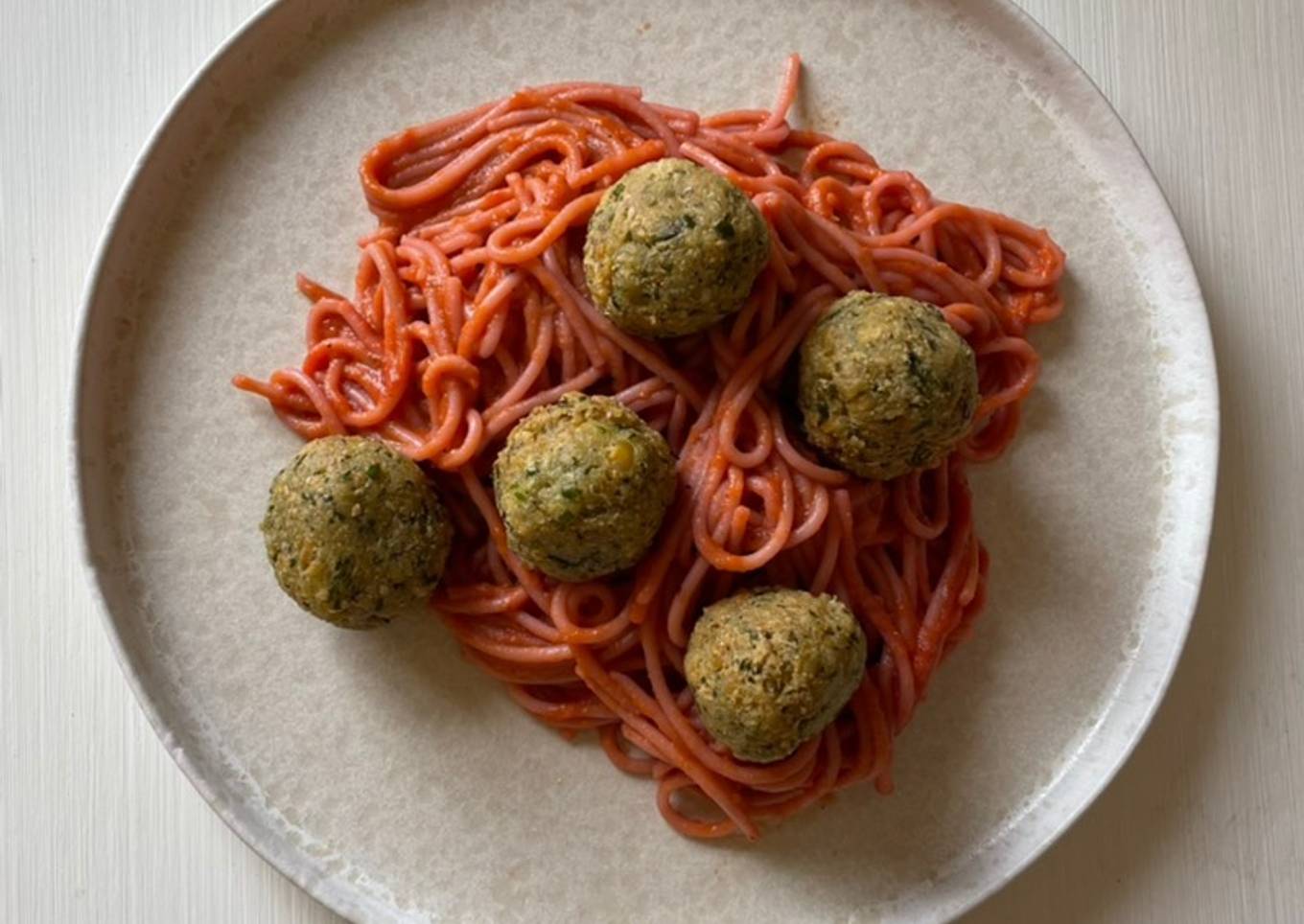 Espaguetis de arroz con salsa de tomate falsa y albóndigas veganas