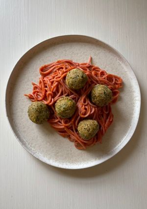 Una foto de Espaguetis de arroz con salsa de tomate falsa y albóndigas veganas