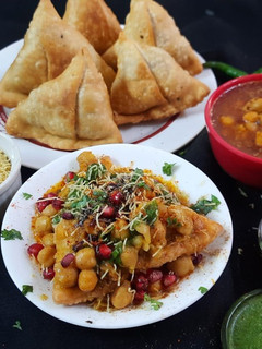 छोले समोसा चाट(chole samosa chaat recipe in hindi) रेसिपी मुख्य फोटो