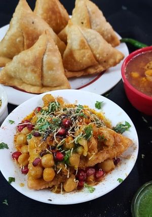 छोले समोसा चाट(chole samosa chaat recipe in hindi) रेसिपी मुख्य फोटो