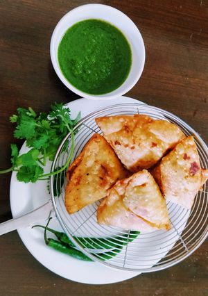 समोसा(Samosa recipe in Hindi) रेसिपी मुख्य फोटो