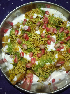 મગદાળની ખસ્તા કચોરી અને ચાટ(khasta kachori recipe in Gujarati) રેસીપી મુખ્ય ફોટો