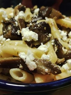 Una foto de Macarrones con setas y queso feta🍄🟫🧀