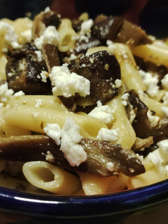 Una foto de Macarrones con setas y queso feta🍄‍🟫🧀
