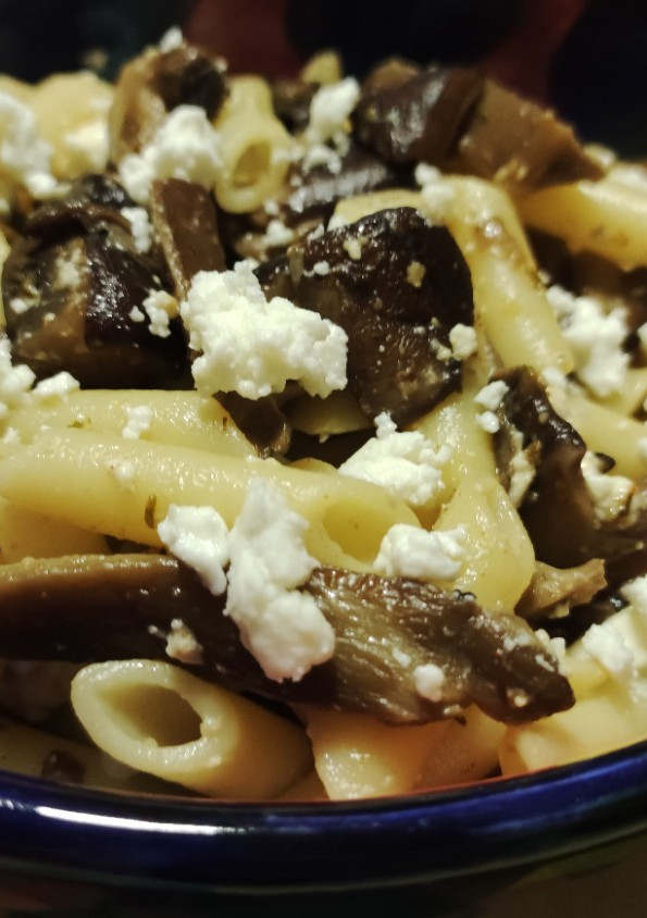 Una foto de Macarrones con setas y queso feta🍄‍🟫🧀