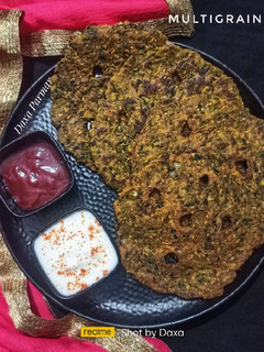 મલ્ટીગ્રેન થાલીપીઠ (Multigrain Thalipeeth Recipe in Gujarati) રેસીપી મુખ્ય ફોટો