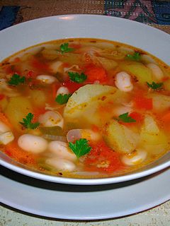 Una foto de Sopa tradicional veggie de judiones, col y patatas