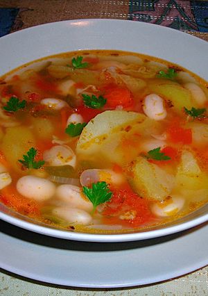 Una foto de Sopa tradicional veggie de judiones, col y patatas