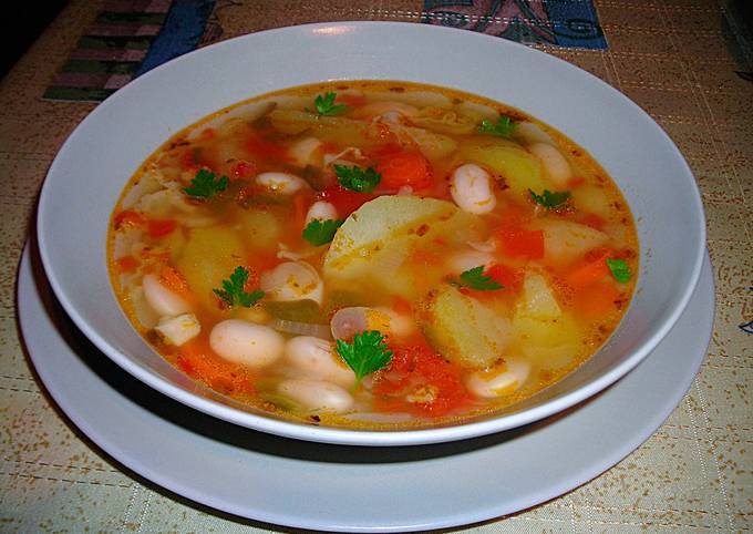 Foto principal de Sopa tradicional veggie de judiones, col y patatas