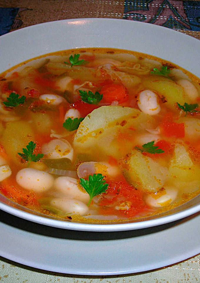 Una foto de Sopa tradicional veggie de judiones, col y patatas