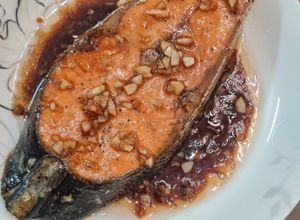 Hình của món Cá hồi sốt xì dầu.