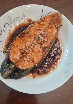 Hình của món Cá hồi sốt xì dầu.