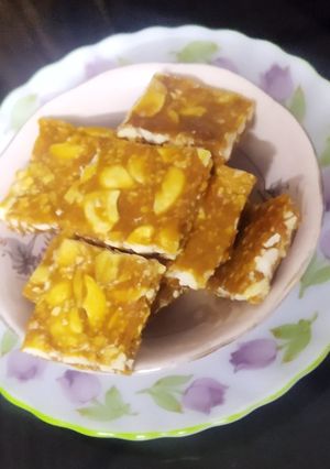 A picture of Kaju Chikki.