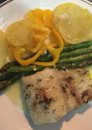 Una foto de Merluza al horno con espárragos trigueros y patatas