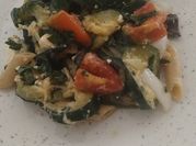 Una foto de feta tomate calabacín