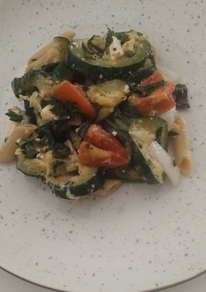 Foto principal de 🥗 Ensalada de pasta, calabacines 🥒 y queso feta 🧀