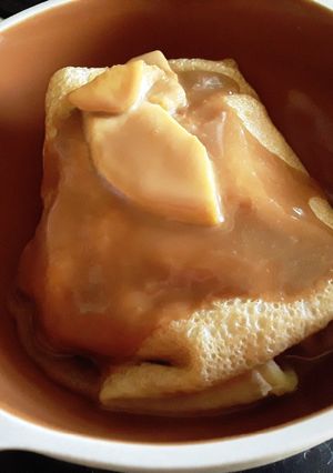 Una foto de Panqueques rellenos de manzana acarameladas en dulce de leche